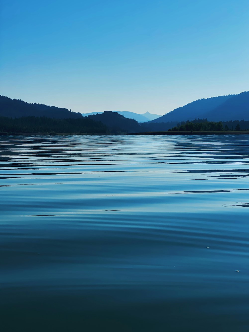 Plan d’eau près de la montagne pendant la journée