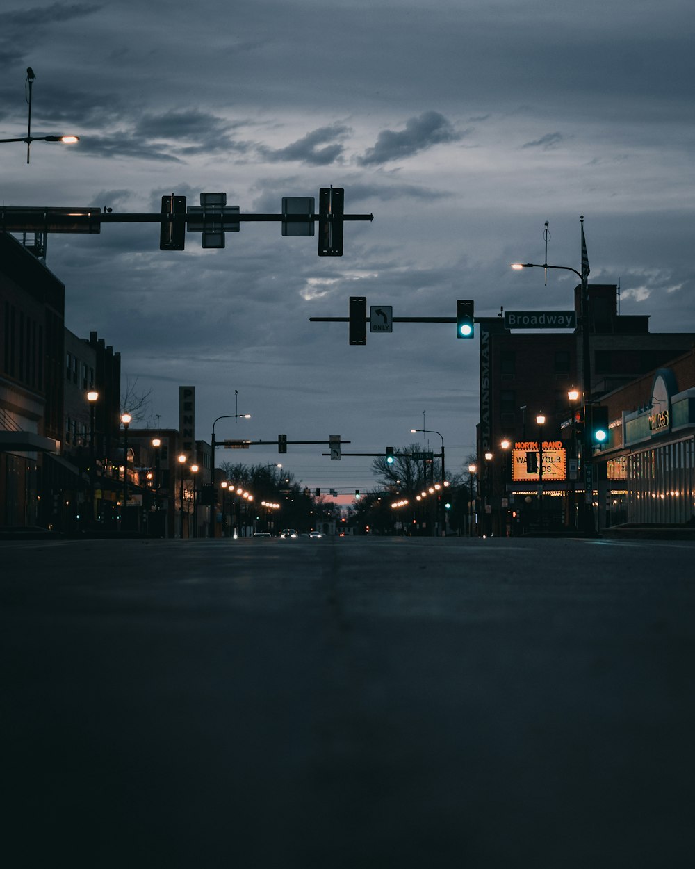 Voitures sur la route pendant la nuit