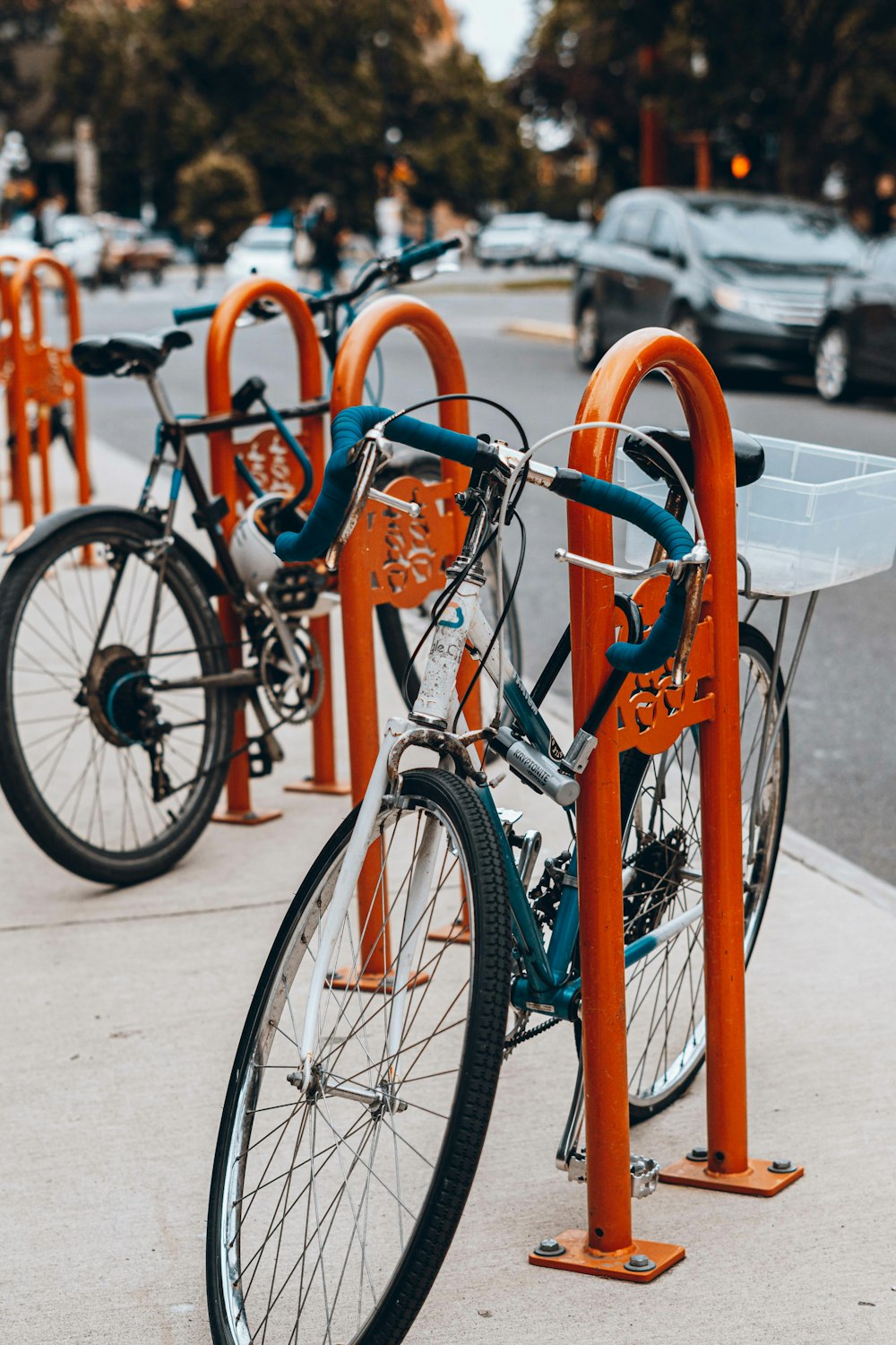 Bicicleta urbana naranja en carretera durante el día