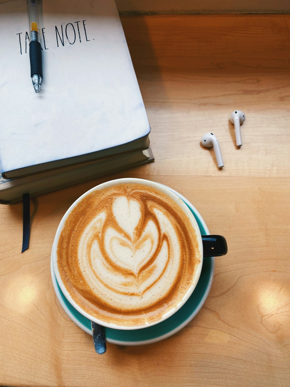 Taza de cerámica blanca con café