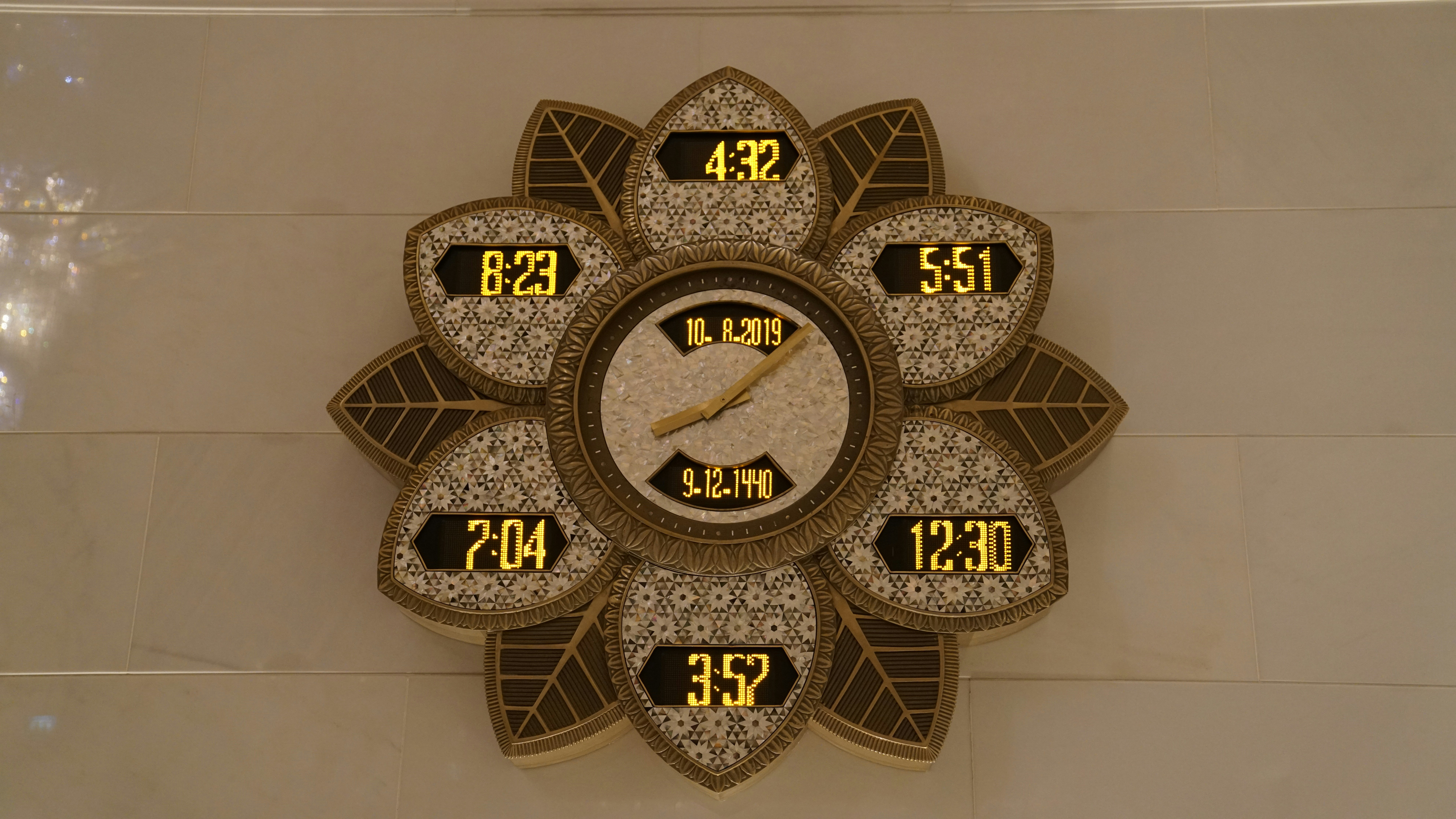 How LED Wall Clocks Are Redefining Modern Home Decor