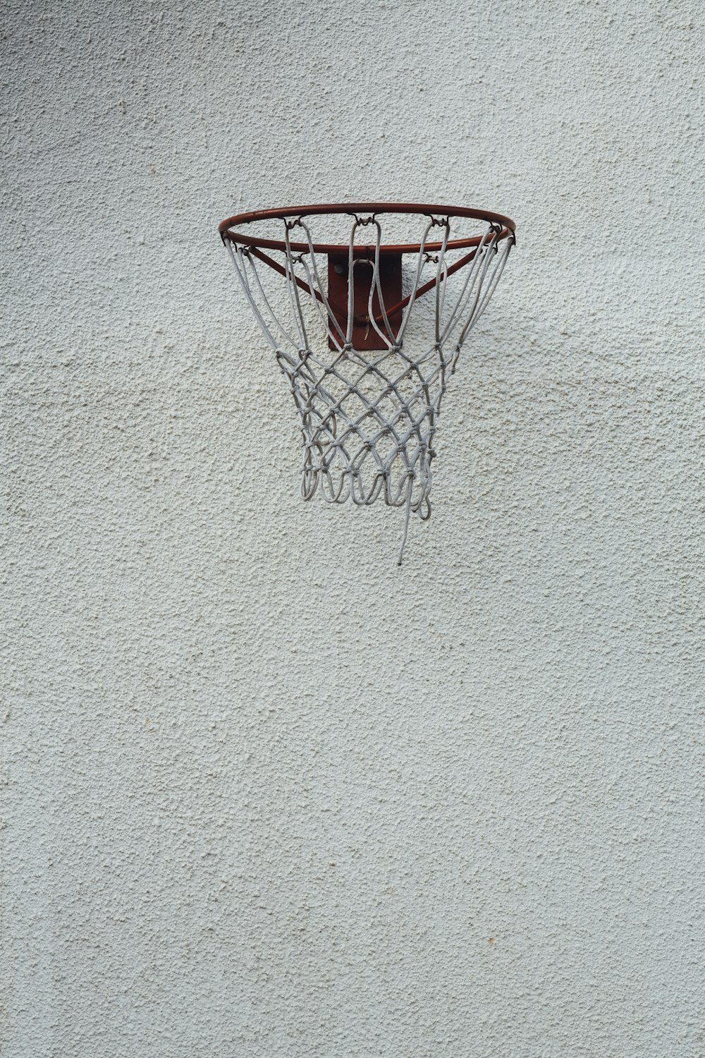 panier de basket noir et rouge