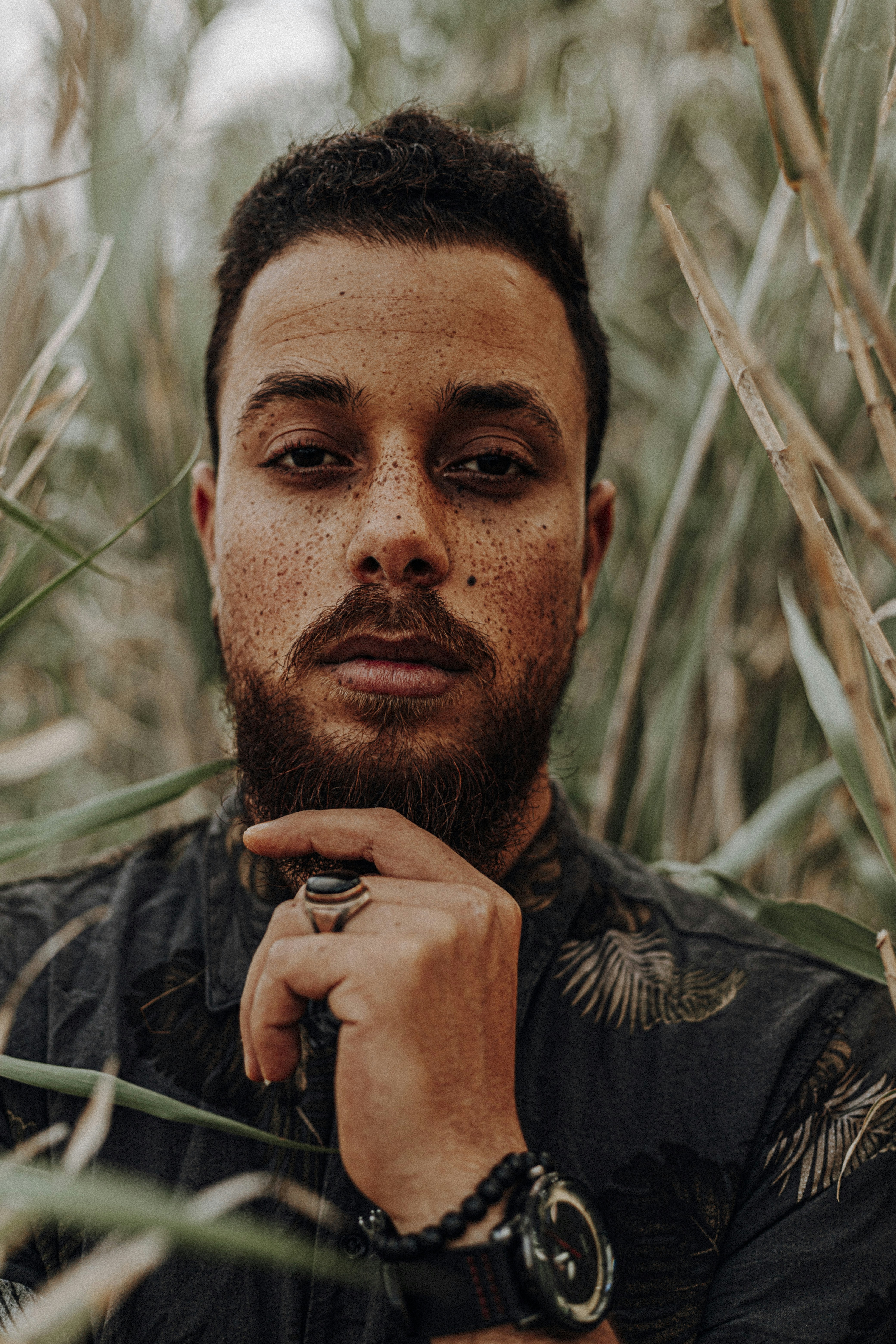 Hombre con camisa de cuello redondo negra y gris