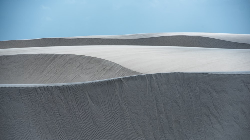 sable brun sous le ciel bleu pendant la journée