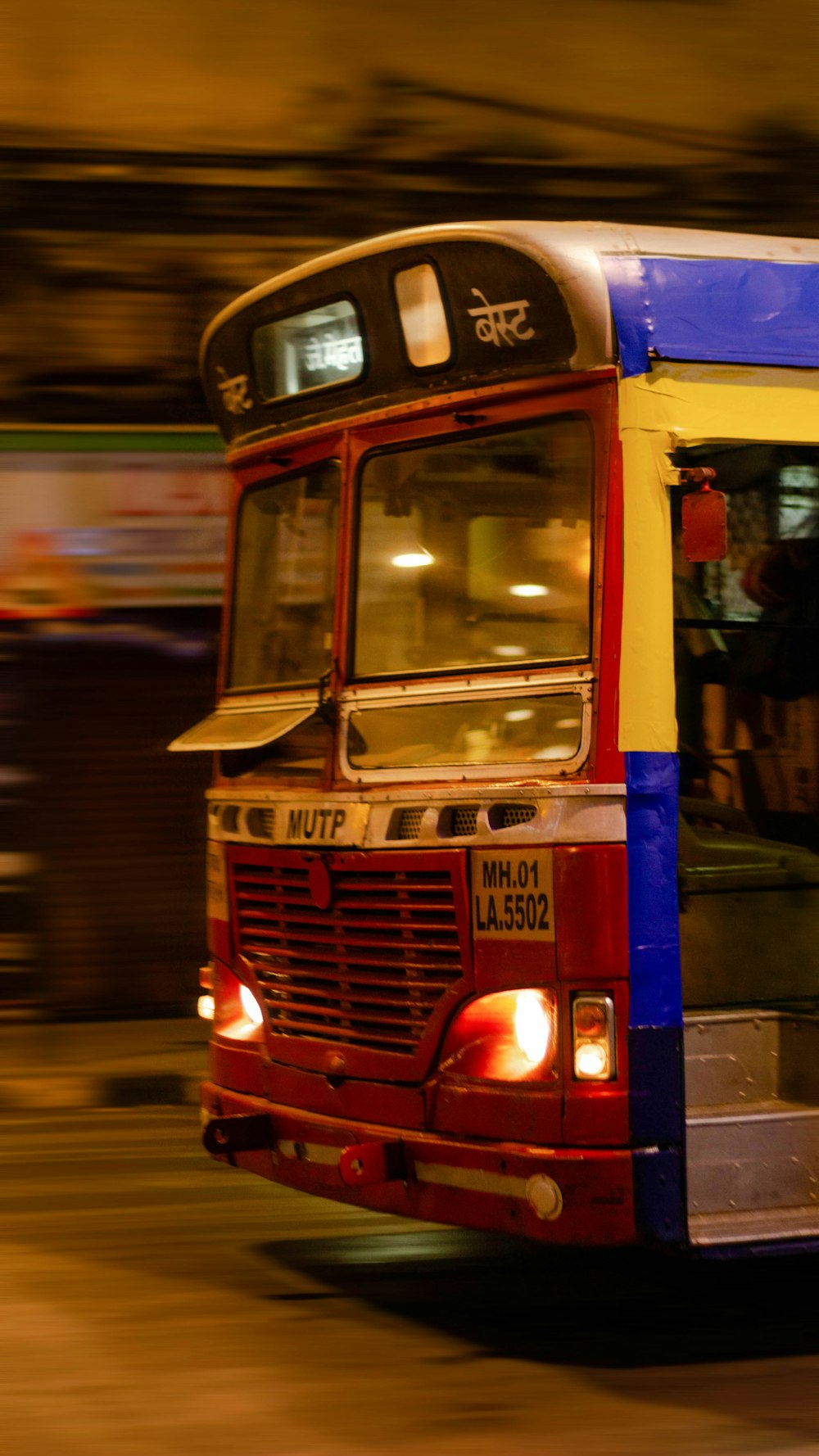 roter und blauer Bus nachts auf der Straße