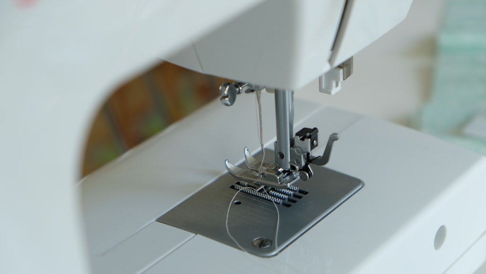 máquina de coser blanca sobre mesa