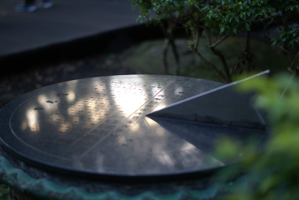 Table ronde noire avec des feuilles vertes