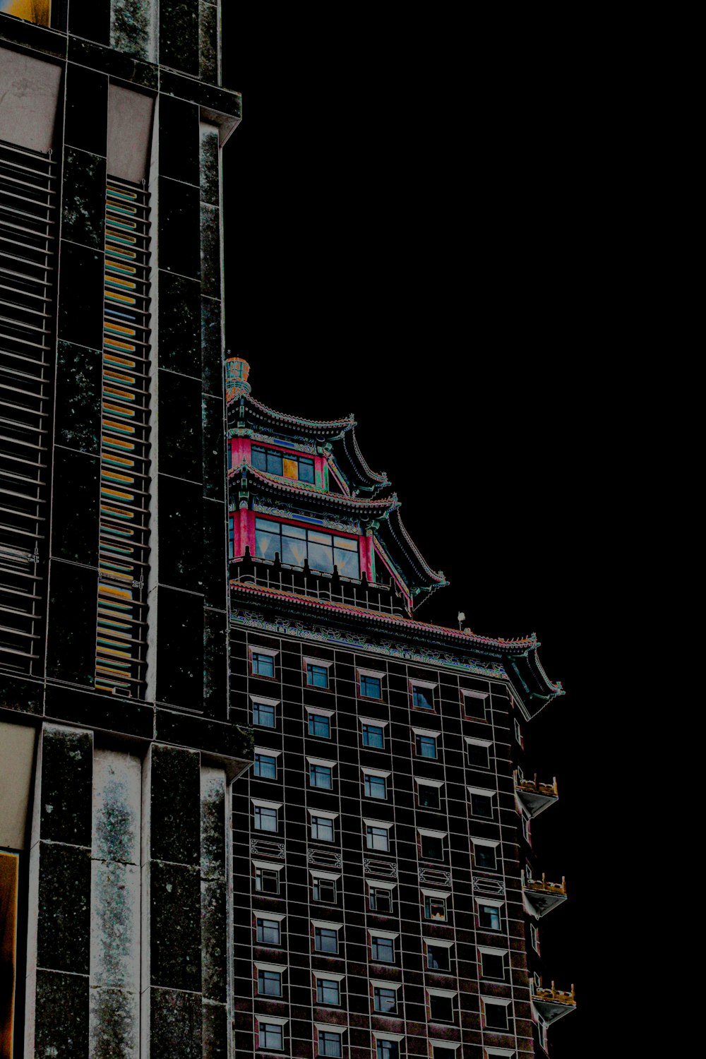 Edificio de hormigón blanco y negro durante la noche