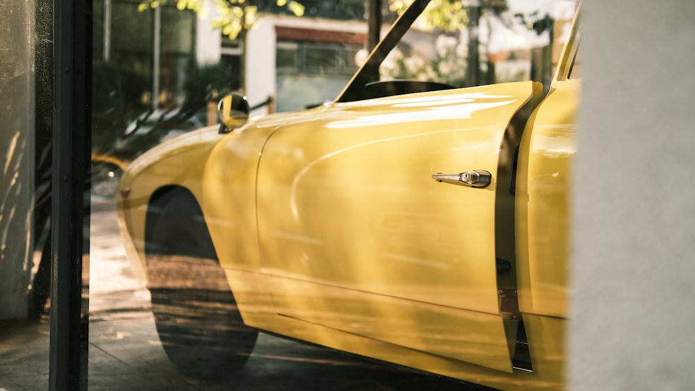 昼間の道路上の黄色い車