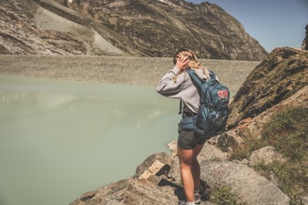 How Much Water to Drink While Hiking