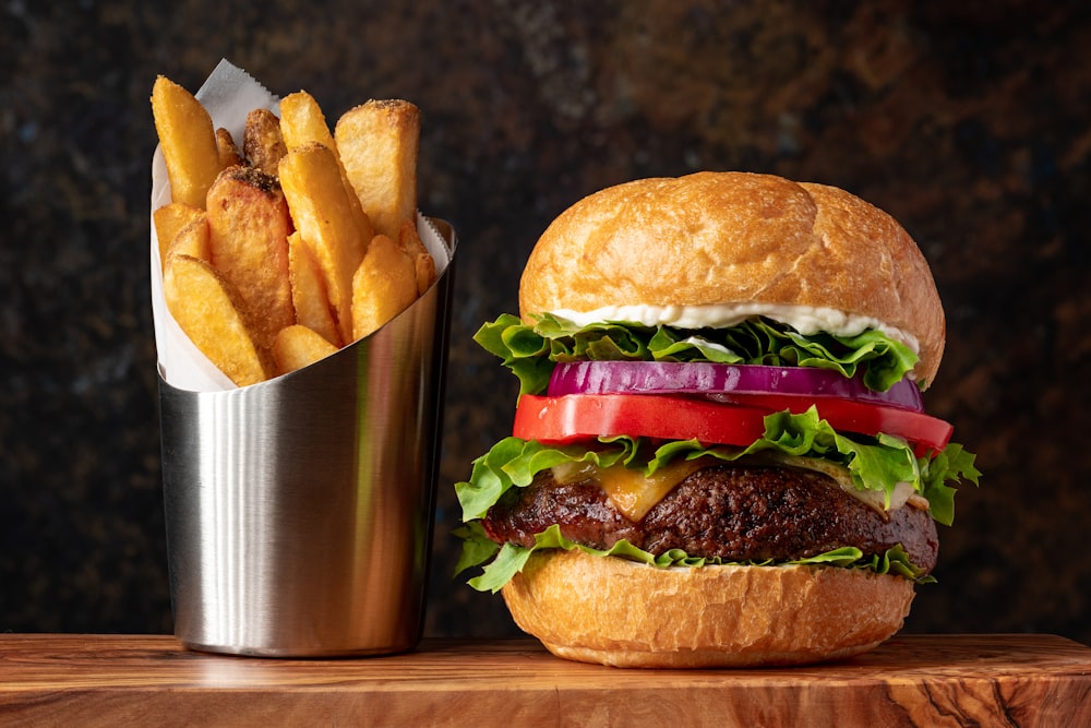 Burger avec laitue et frites