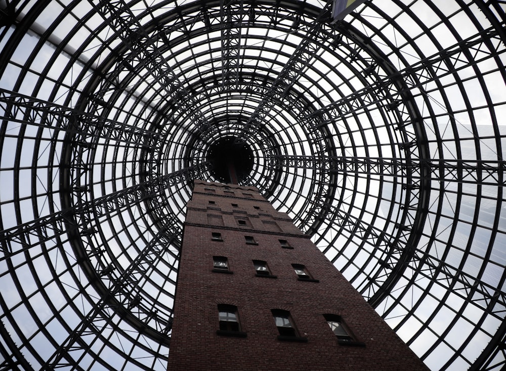 Braunes Betongebäude unter blauem Himmel tagsüber