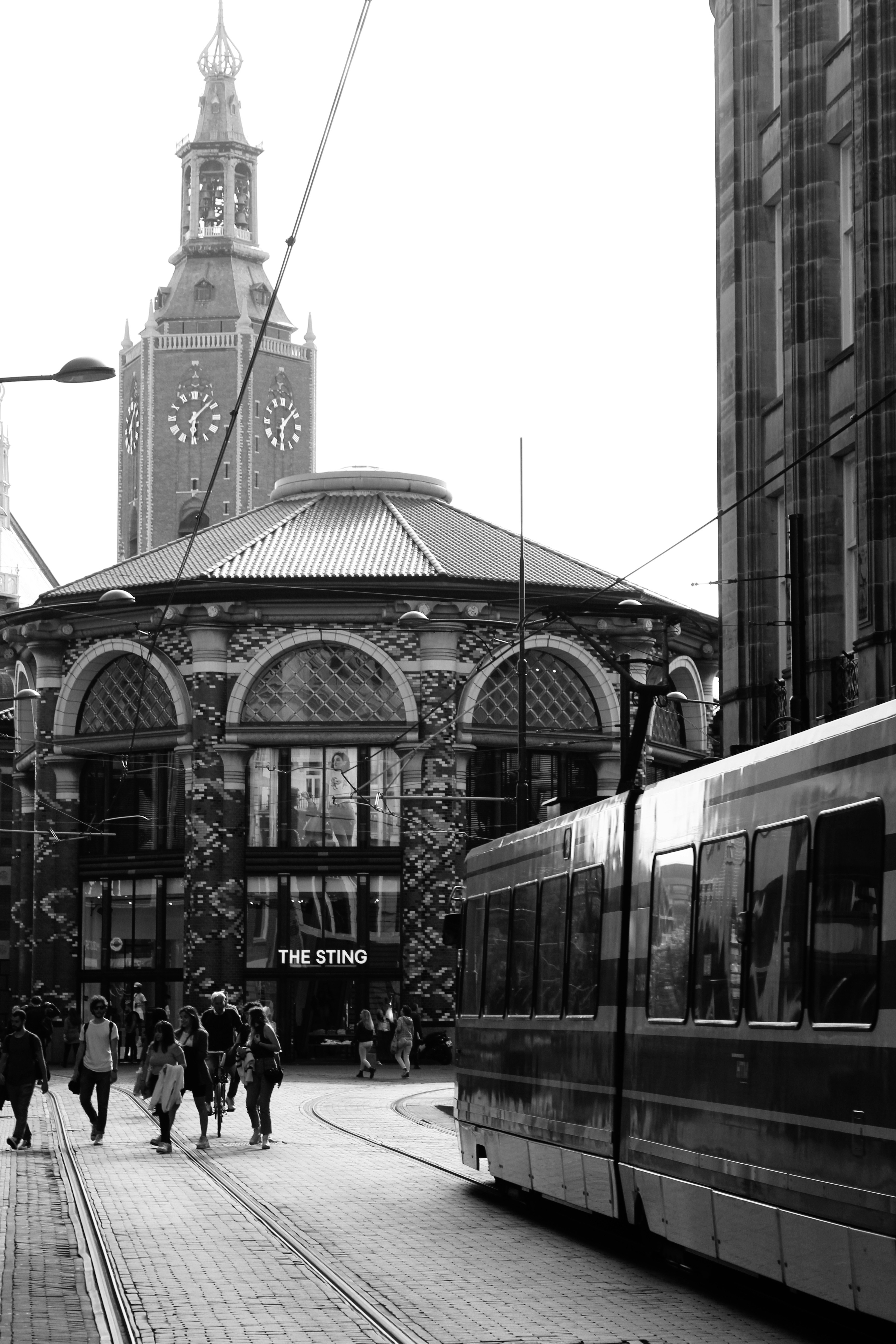 Photo en niveaux de gris de personnes dans une gare