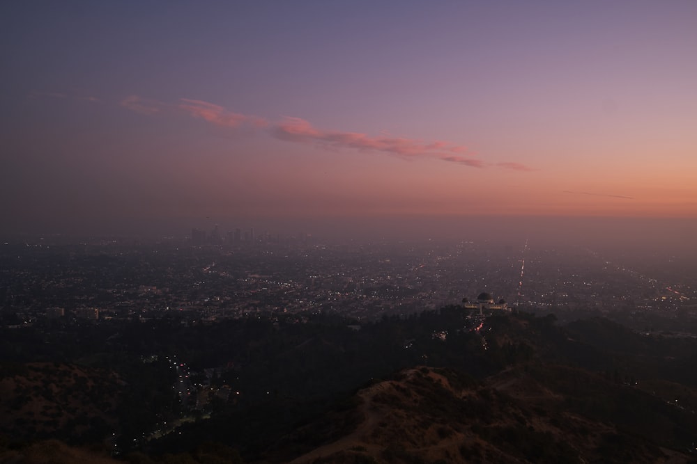 Luftaufnahme der Stadt bei Sonnenuntergang