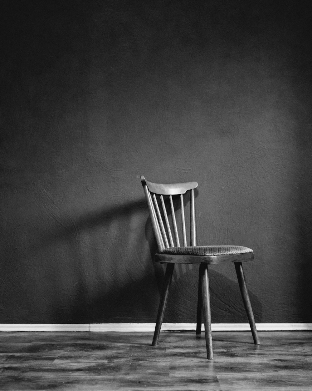 foto em tons de cinza da cadeira de madeira