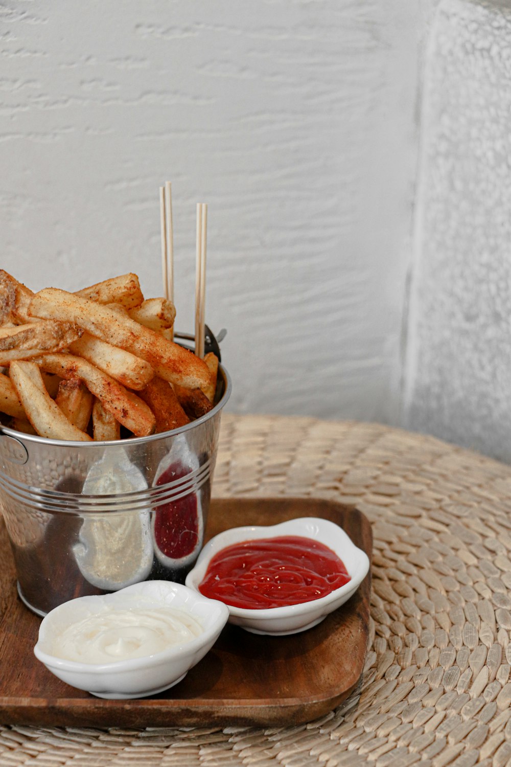 papas fritas en canasta tejida marrón