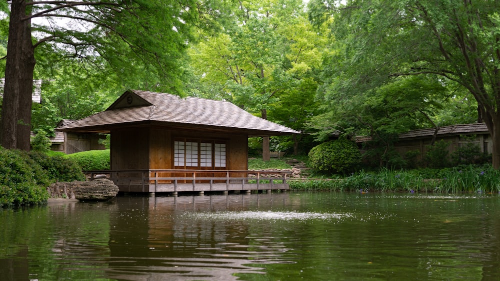 Casa de madeira marrom no lago