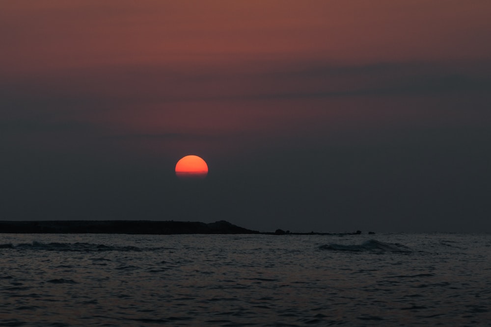 corpo de água durante o pôr do sol