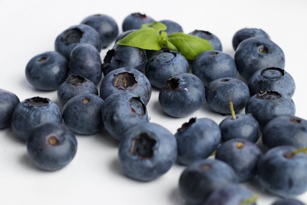 frutta rotonda nera sul tavolo bianco