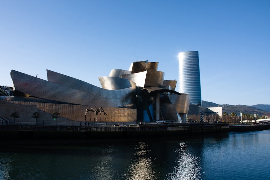 Museo Guggenheim di Bilbao visto dall'acqua in un giorno di sole