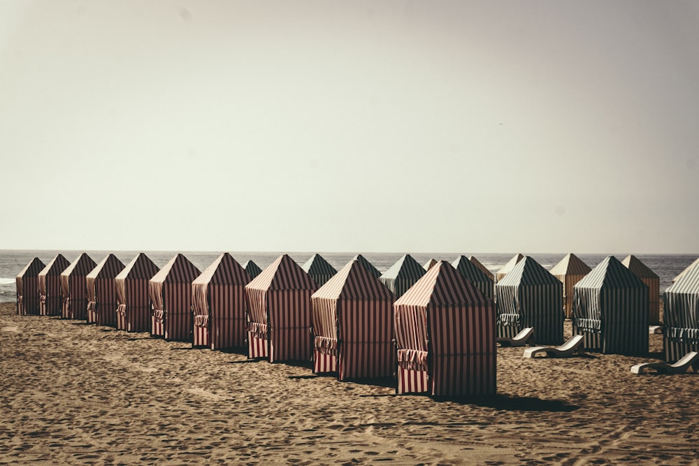 昼間の茶色の砂浜の茶色の木造家屋