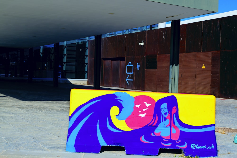 graffiti mural violet et jaune