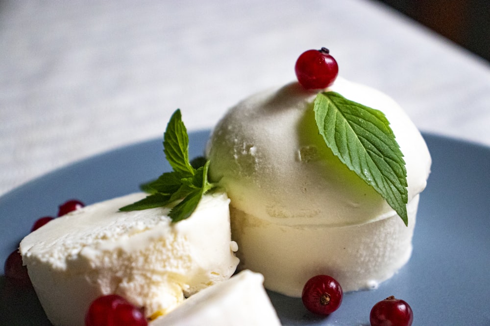 crème blanche avec cerise rouge sur plaque en céramique blanche