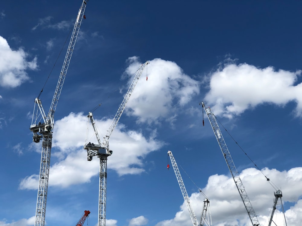 grue en métal gris sous le ciel bleu pendant la journée