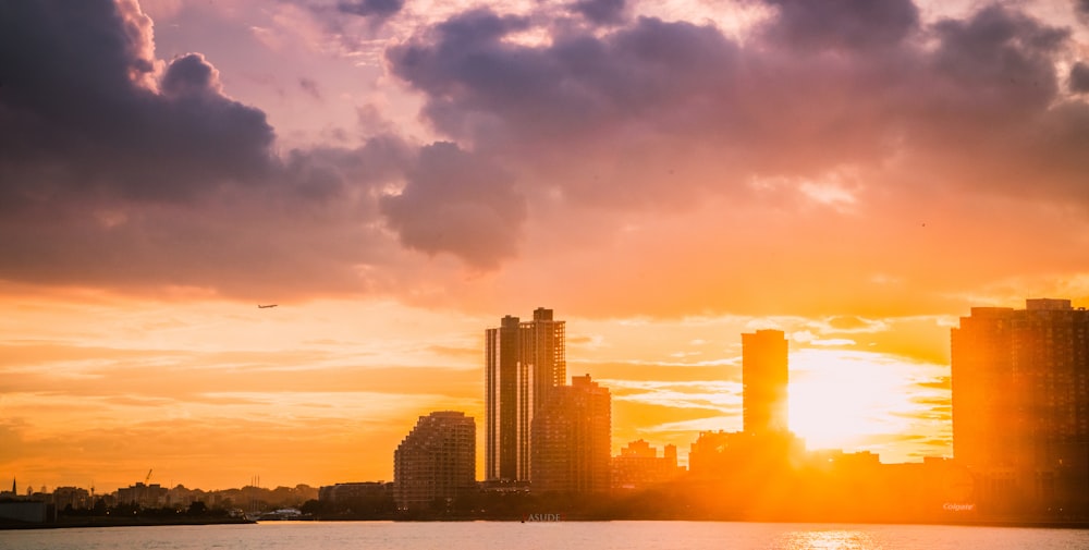 Horizonte de la ciudad bajo el cielo nublado durante la puesta del sol