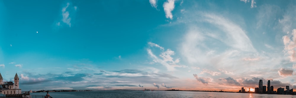 blauer Himmel und weiße Wolken