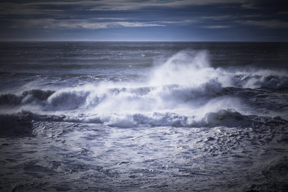 Les vagues de l’océan s’écrasent sur le rivage pendant la journée