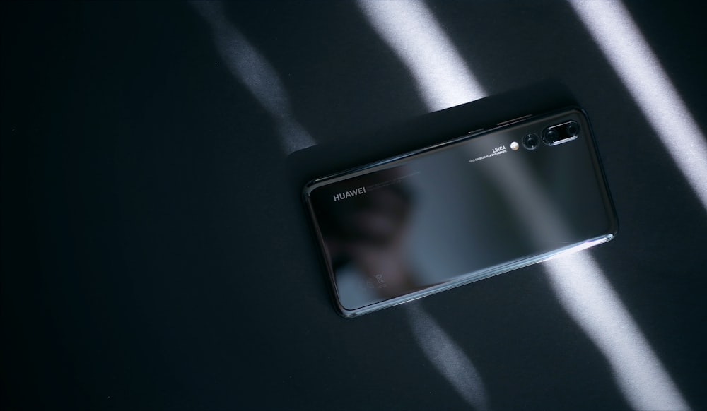 Smartphone Lenovo nero su superficie nera
