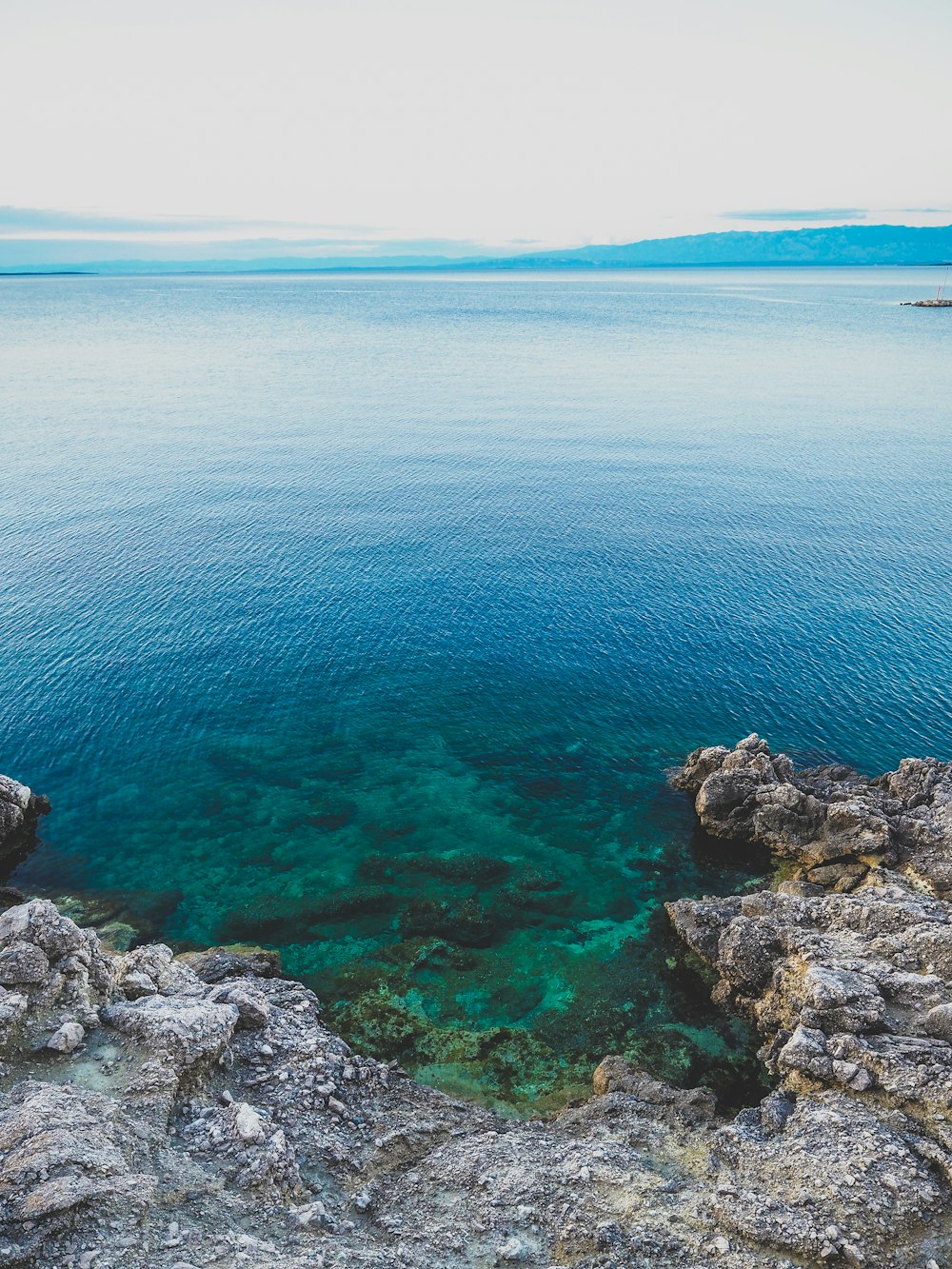 L’eau bleue de l’océan sous le ciel bleu pendant la journée