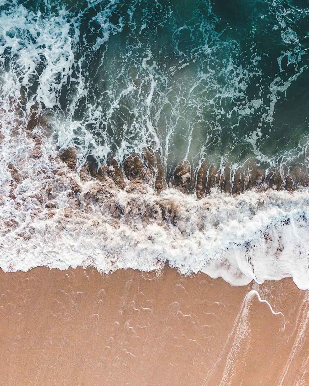 ondas de água na areia marrom