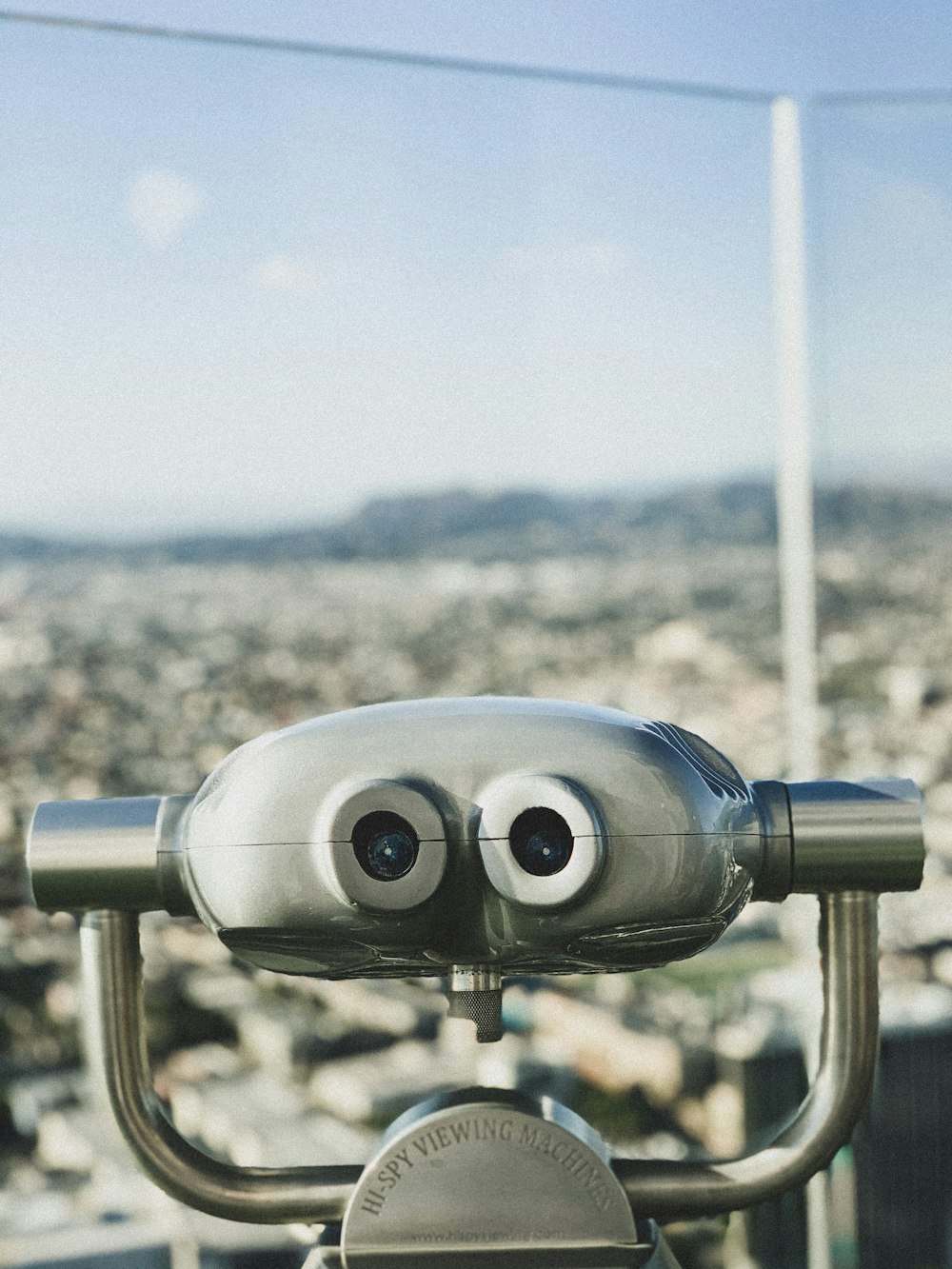 binocolo blu e grigio in cima all'edificio