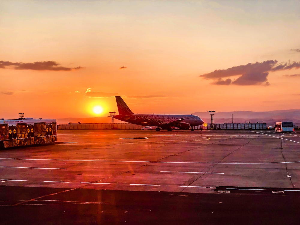 Avión en el aeropuerto durante la puesta del sol