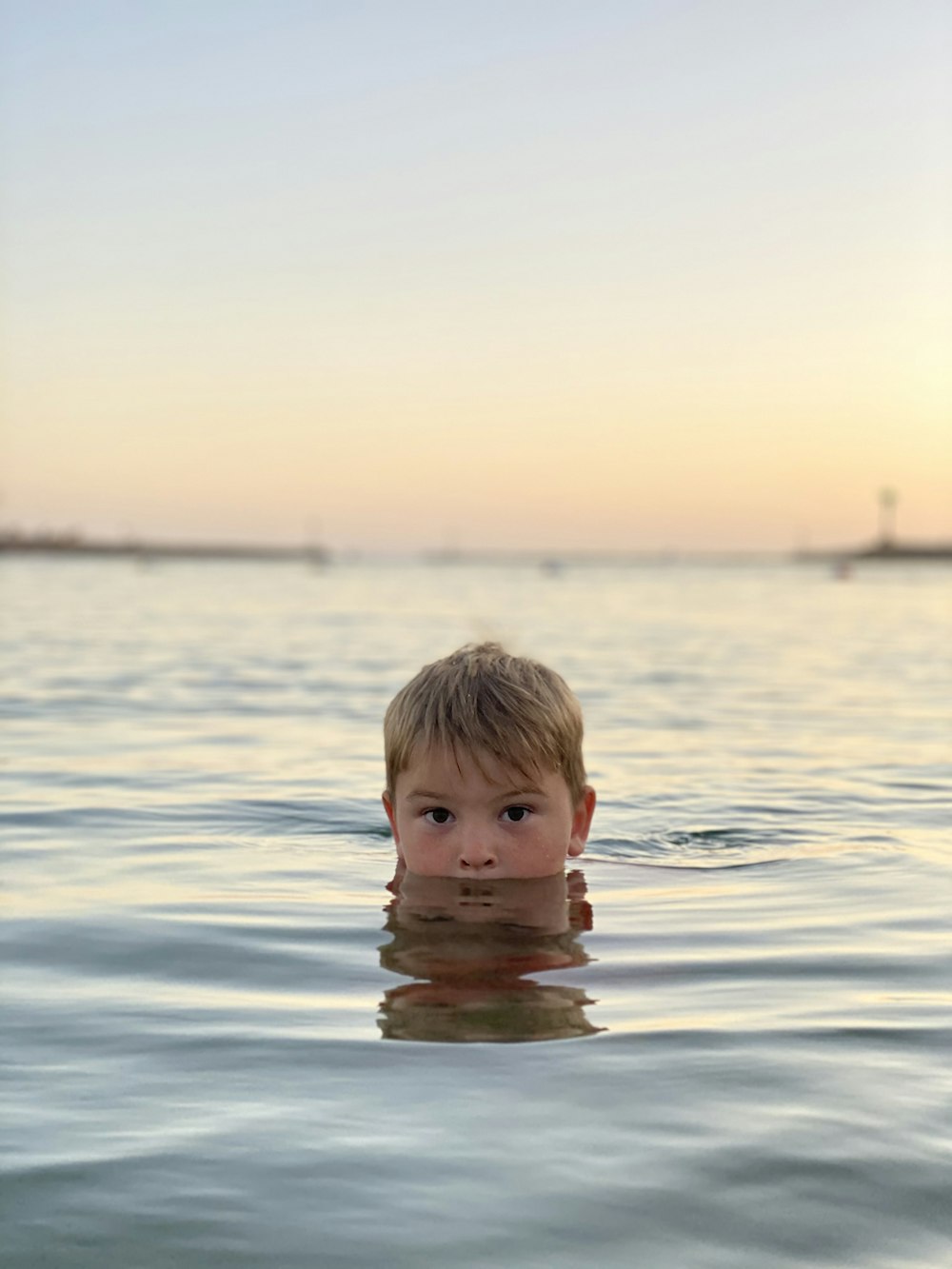 昼間の水域の少年