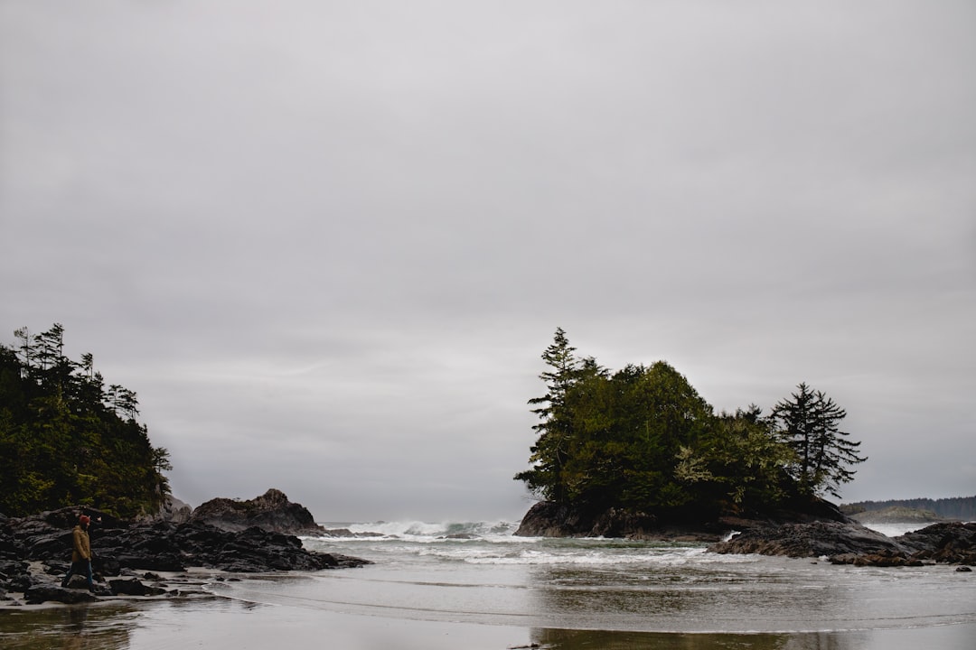 travelers stories about Shore in Tofino, Canada