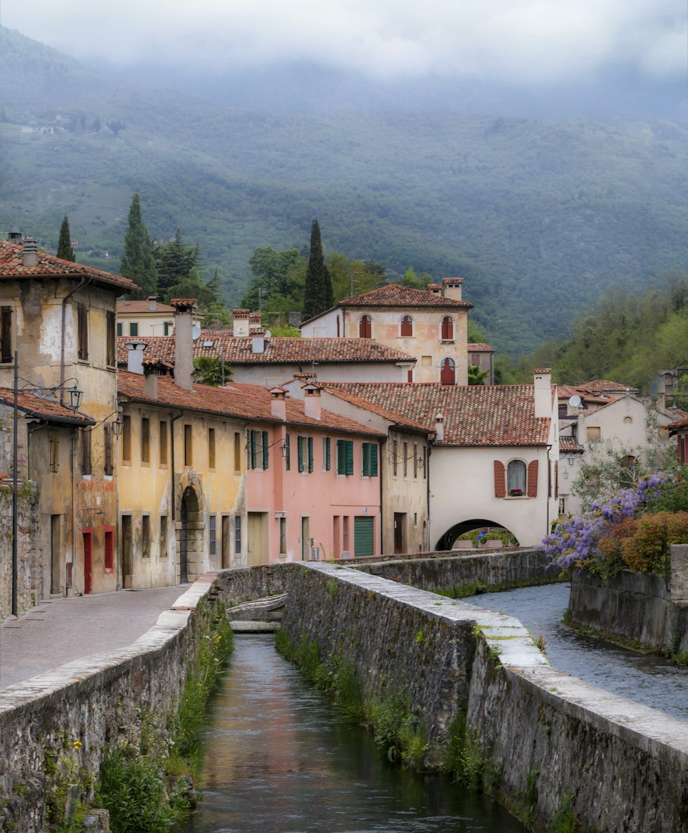 Bâtiment en béton brun près de la rivière pendant la journée