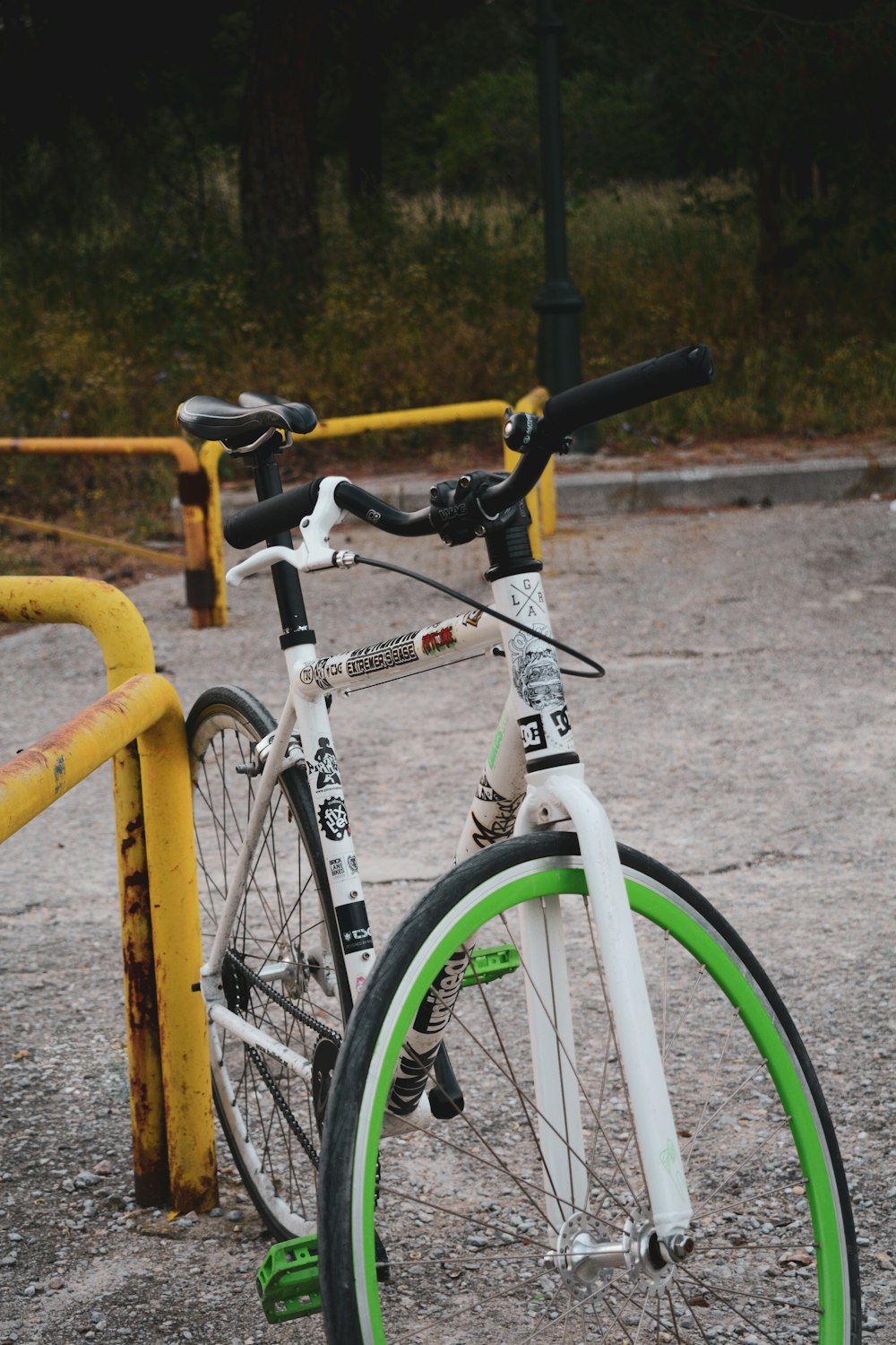 Bicicleta amarilla y negra sobre barandillas metálicas amarillas