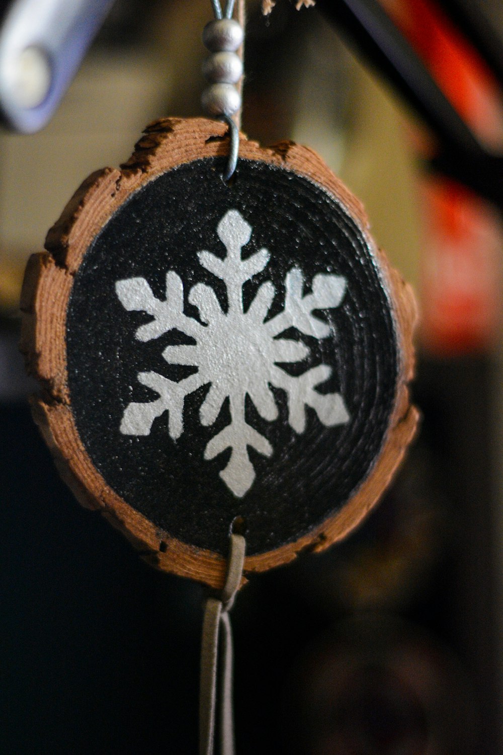 ornamento redondo de impressão de floco de neve preto e branco