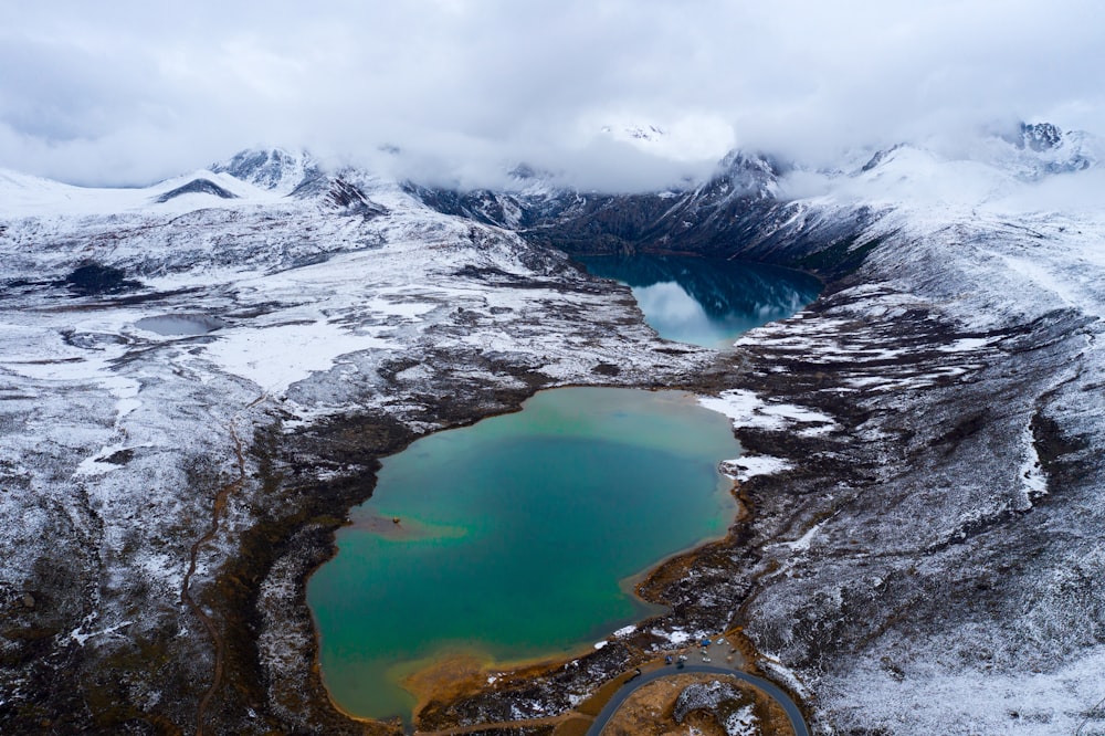 lac au milieu des montagnes enneigées