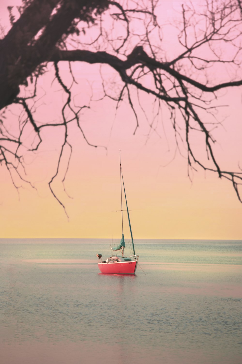 Rotes Boot am Strand bei Sonnenuntergang