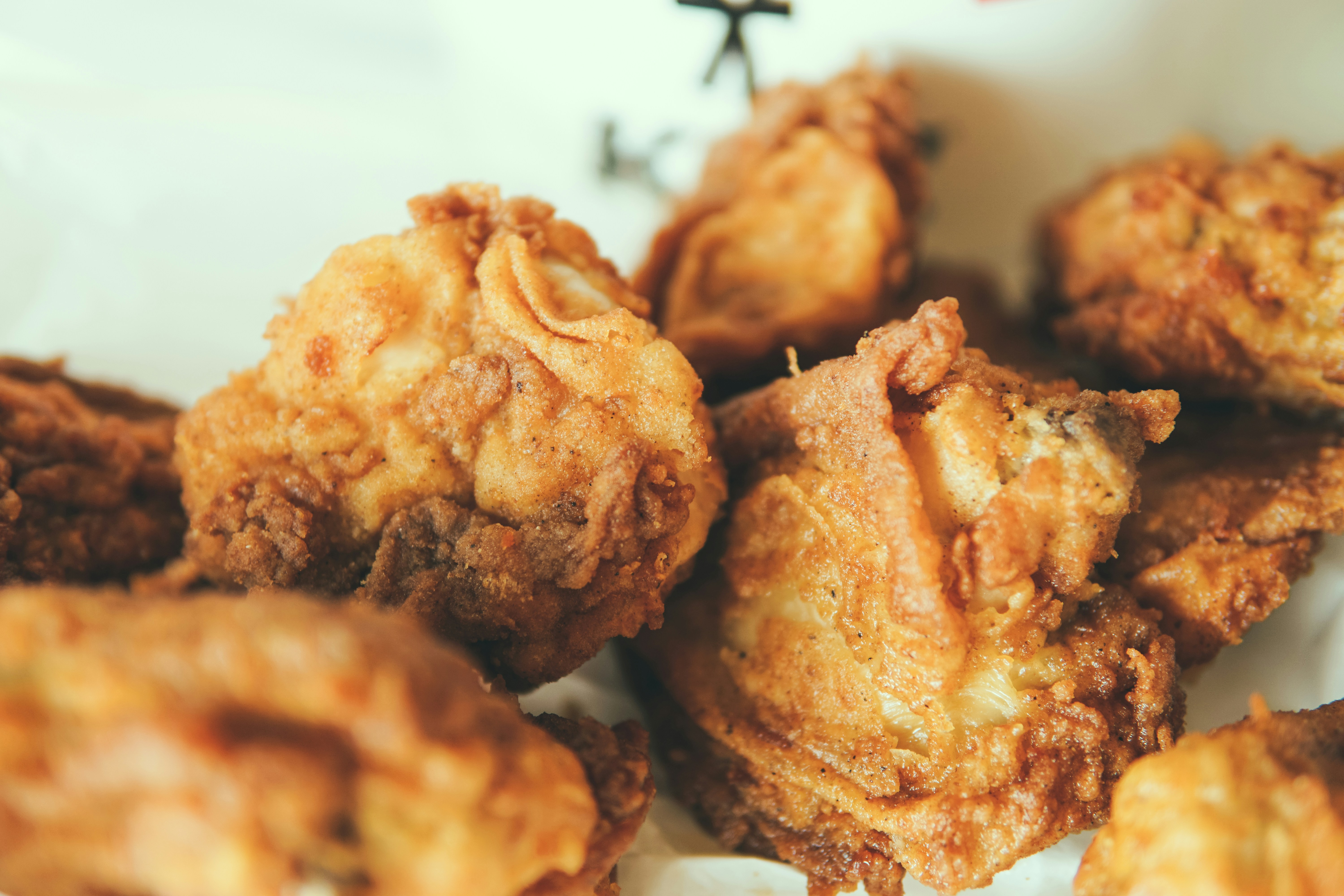 https://images.unsplash.com/photo-1594254916028-742dedb72062?ixid=M3w2MjYzNjJ8MHwxfHNlYXJjaHw2fHxmcmllZCUyMGNoaWNrZW4lMjByZXN0YXVyYW50fGVufDB8MHx8fDE3Nzk5ODg0OTV8MA&ixlib=rb-4.1.0