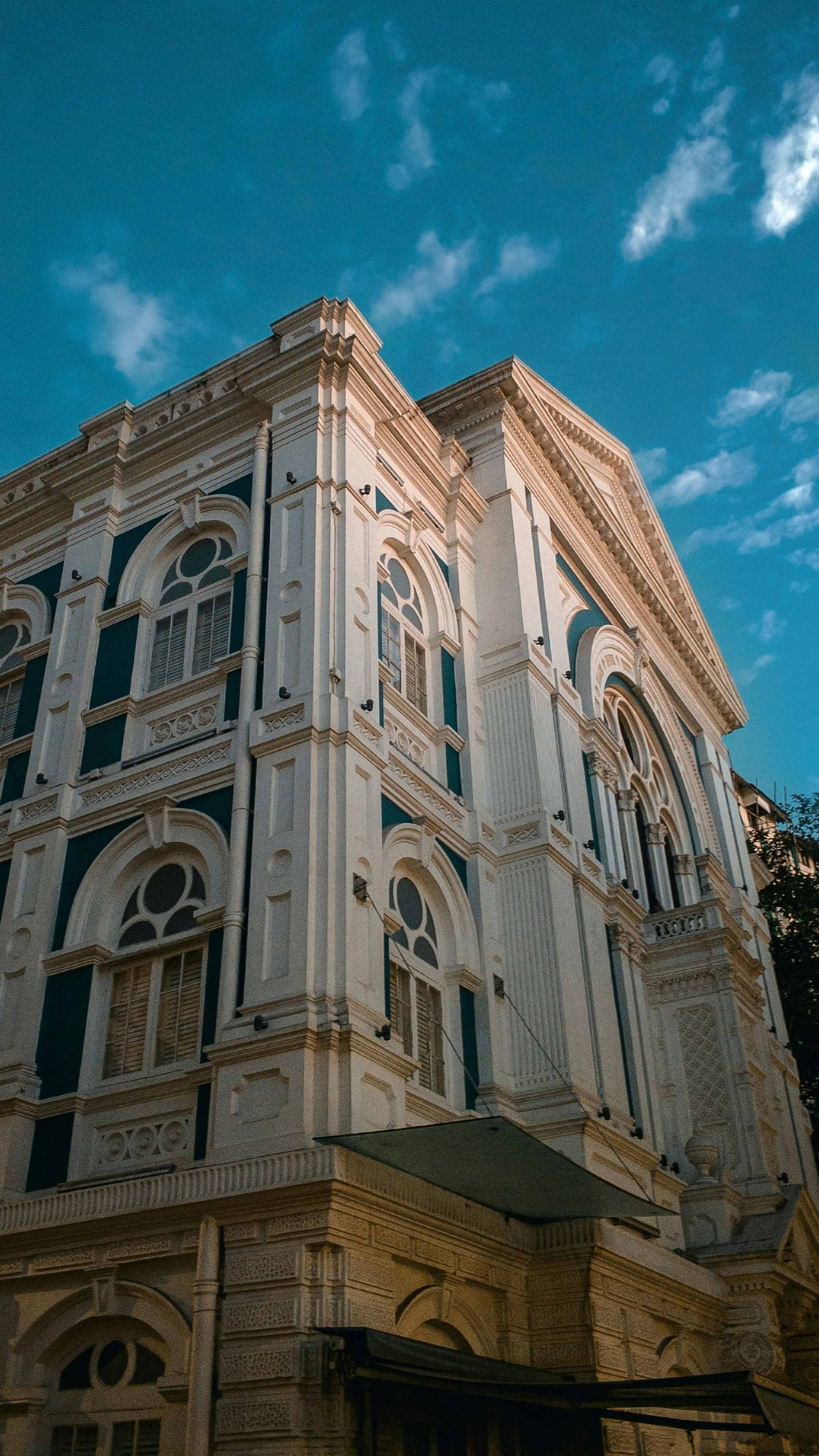 昼間の青空に白いコンクリートの建物