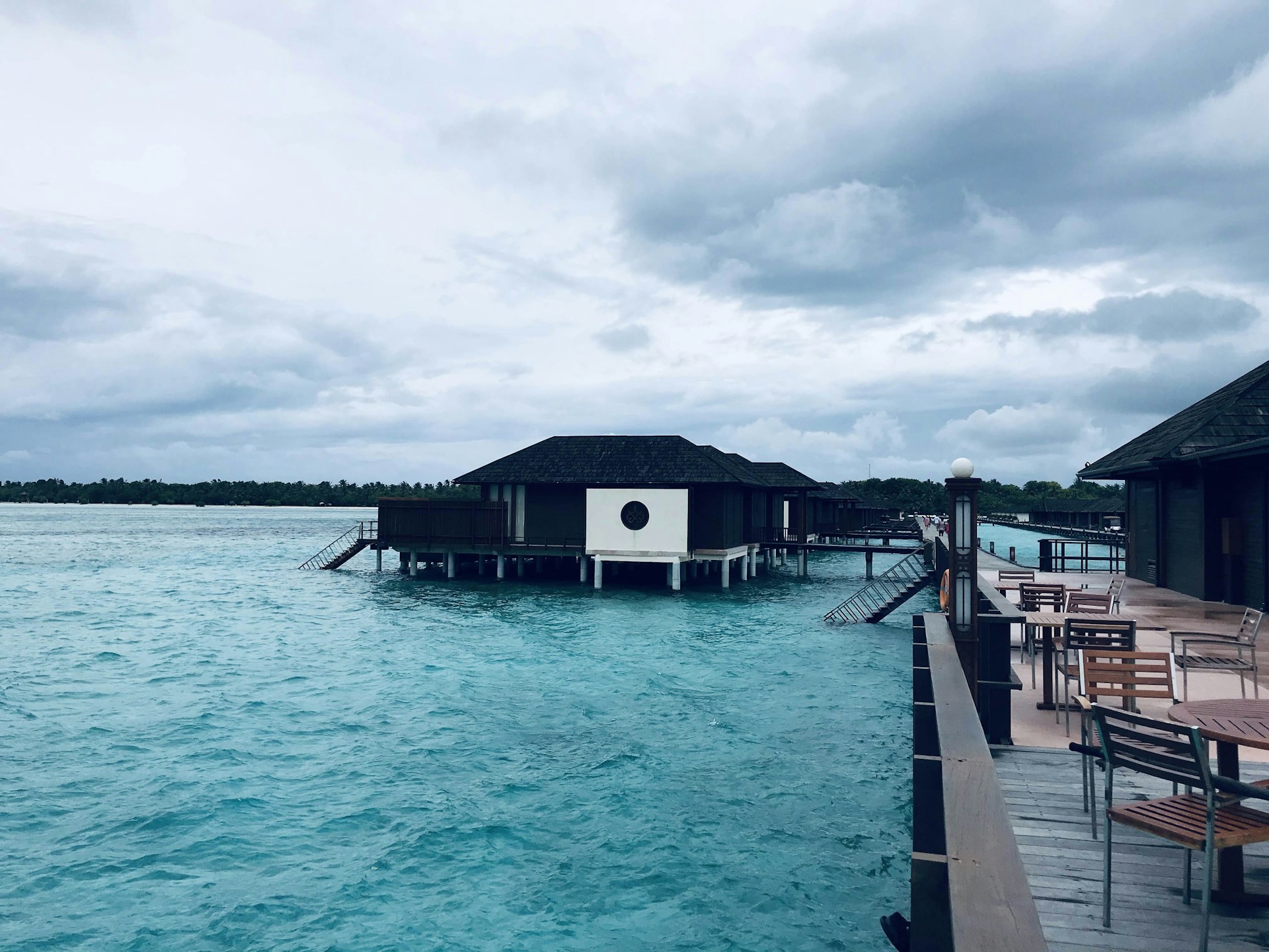 gray computer monitor