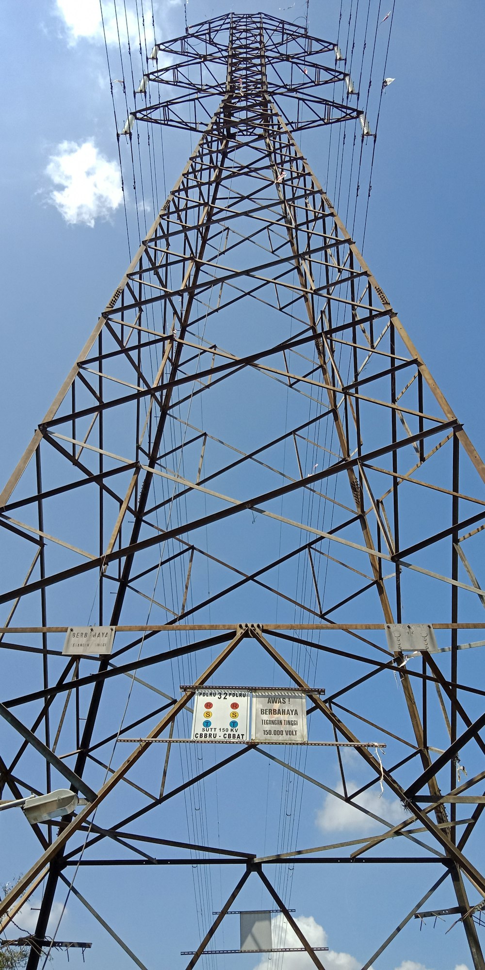 una torre de metal alta con muchos cables sobre ella