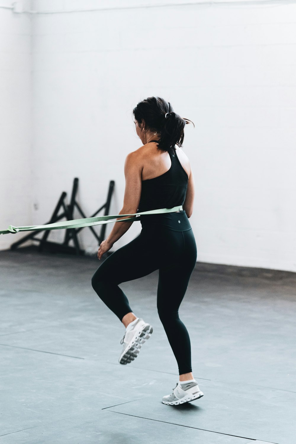 Frau in schwarzem Tanktop und Leggings beim Sport