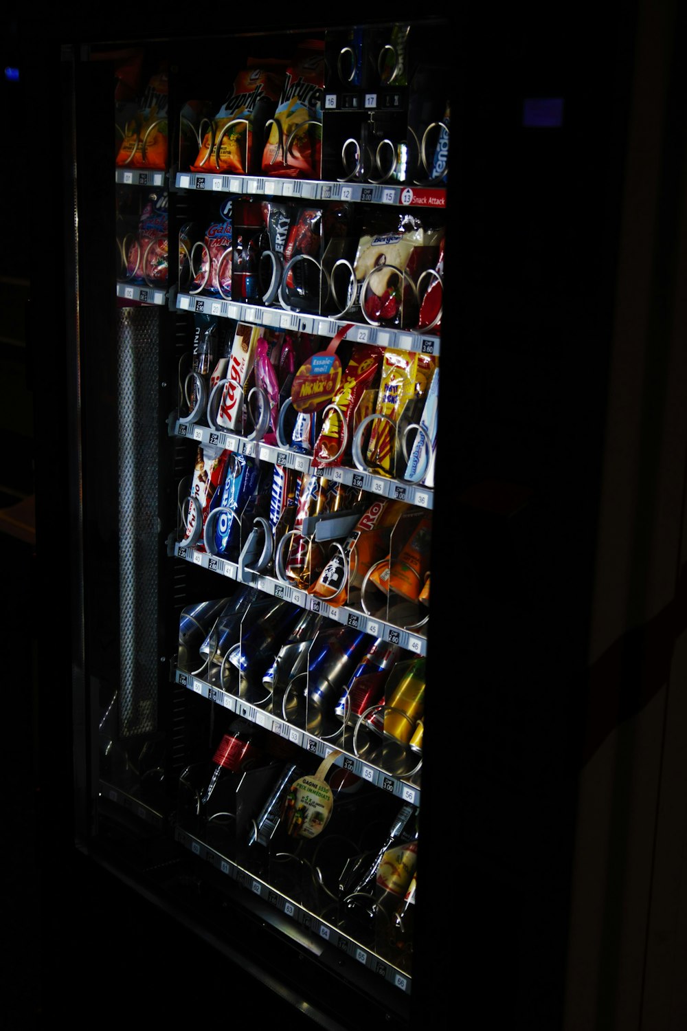 distributeur automatique de coca cola noir et rouge