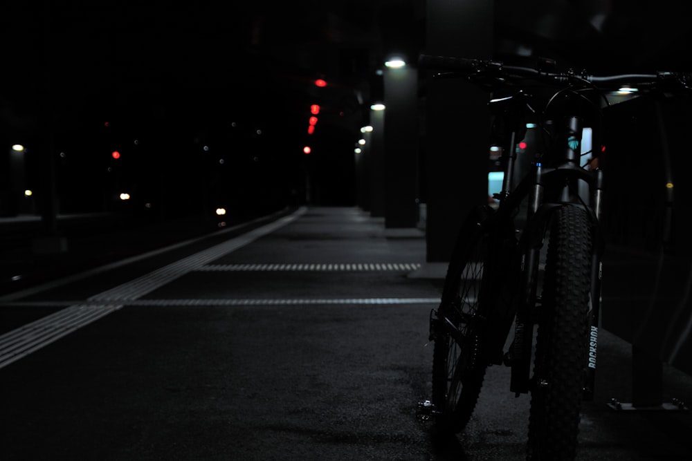 夜間の道路を走る黒いバイク